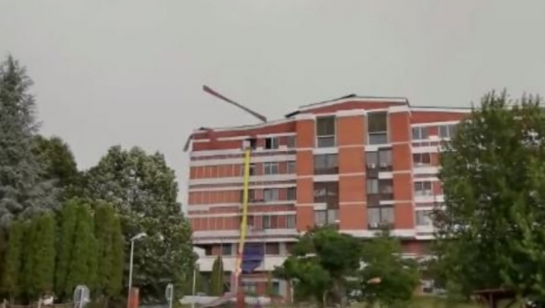 JAK VETAR NAPRAVIO KARAMBOL U PIROTU: Leteli delovi krova sa bolnice (VIDEO)