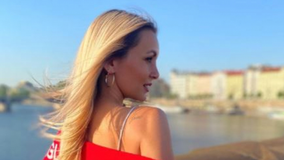 SVE GORI! Vrela novinarka brutalno bezobraznim fotkama podržala reprezentaciju pred meč osmine finala (FOTO)