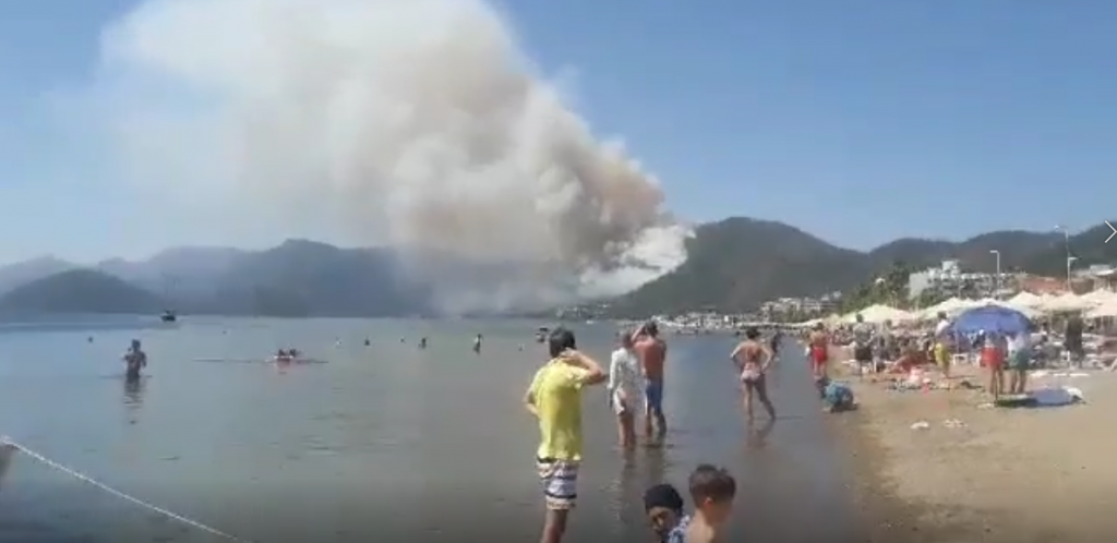 OGROMNI POŽARI U TURSKOJ: Vatrogasci se bore sa vatrenom stihijom, ljudi na plaži zanemeli od prizora (VIDEO)