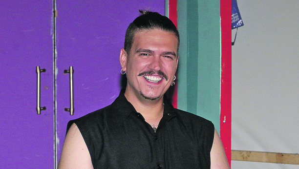 NIJE MI VAŽNO KAKO IZGLEDAM Isak progovorio o problemu sa kojim se godinama bori, pa se osvrnuo na raskid sa pevačicom