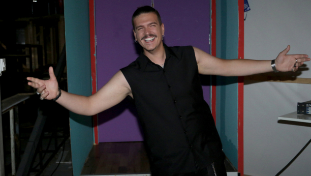 ALEKSANDRA MLADENOVIĆ U VEZI SA OVIM POZNATIM PEVAČEM Sve kriju od javnosti, ali kamere su ih uhvatile (FOTO)