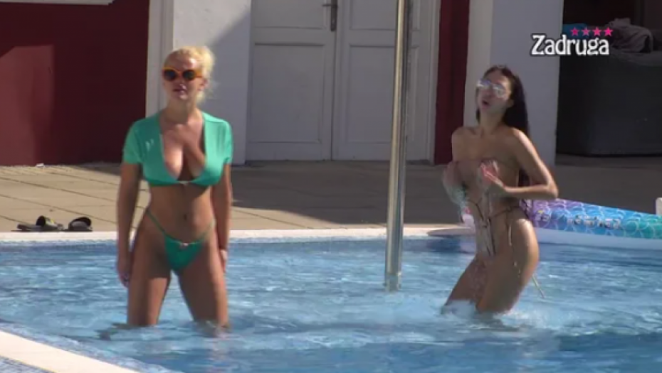 ŽURKA U BAZENU Sanja i Maja zanjihale kukovima u vodi, njihovi minijaturni bikiniji napravili opštu pomjetnju, Ša se opustio kao nikad pre (VIDEO)