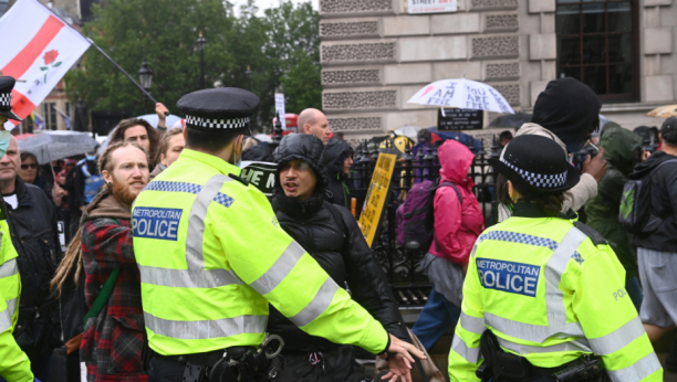 HUK LJUDI ODZVANJAO U LONDONU: Gomila demonstranata se okupila u metropoli Engleske (VIDEO)
