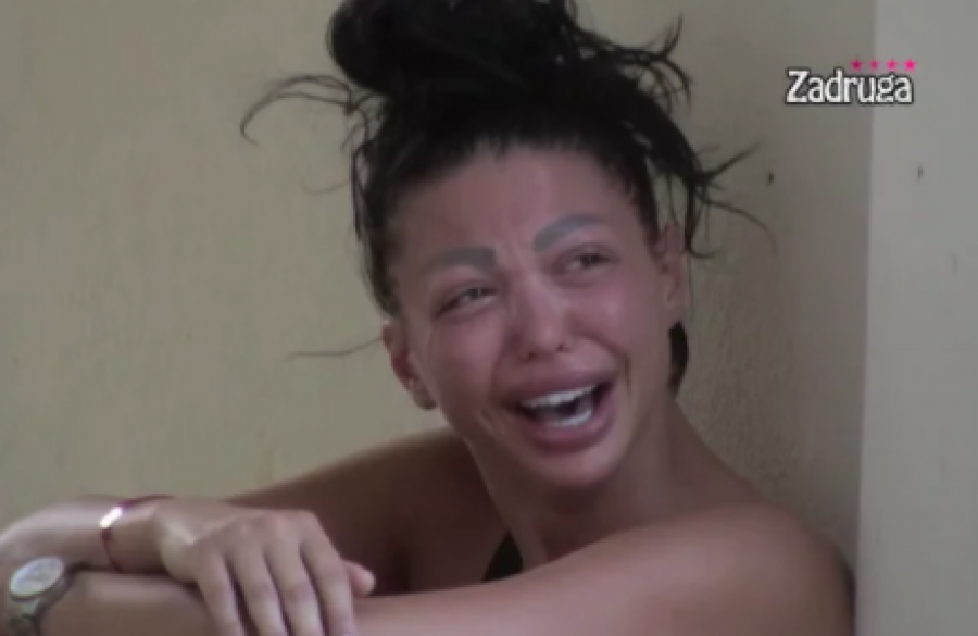 RAZBIJALA GLAVU O BETONSKI STUB Maja pošto poto želi Janjuševu pažnju, ovaj put je prešla svaku granicu, vrisak se prelamao imanjem