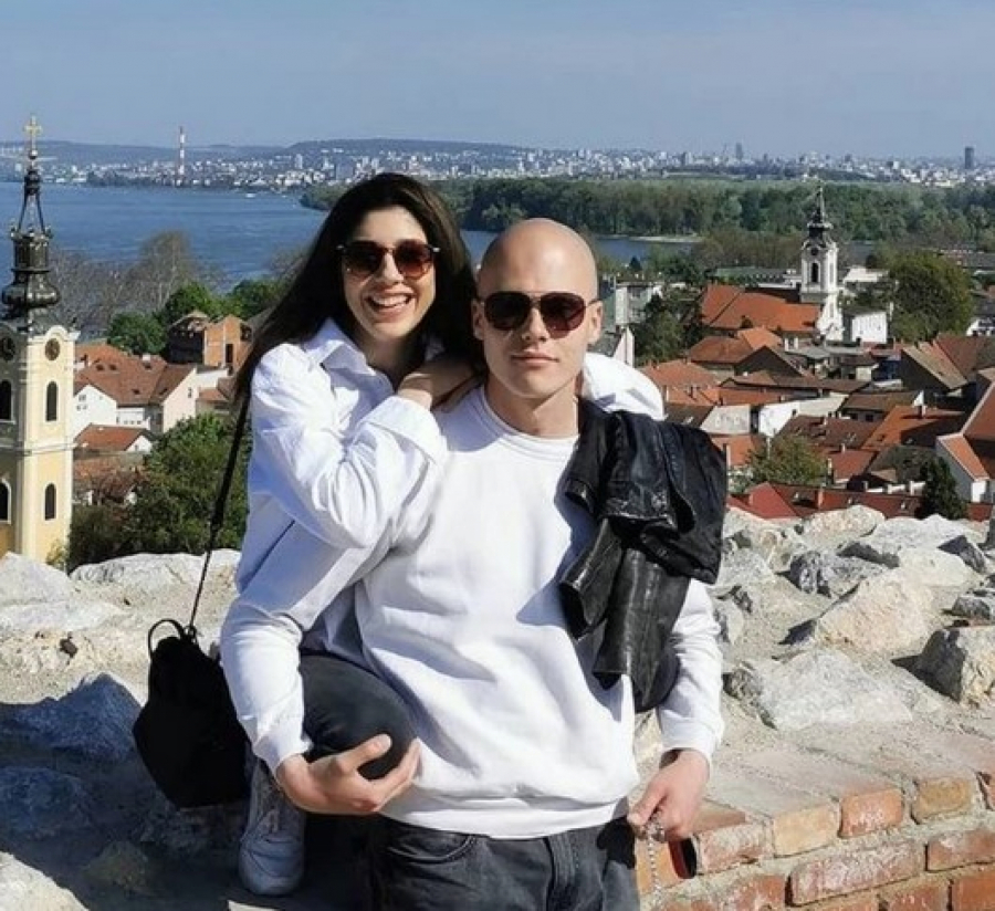 STIŽU RODE Mladi glumački par očekuje prinovu, lepe vesti podelili sa porodicom i bliskim prijateljima