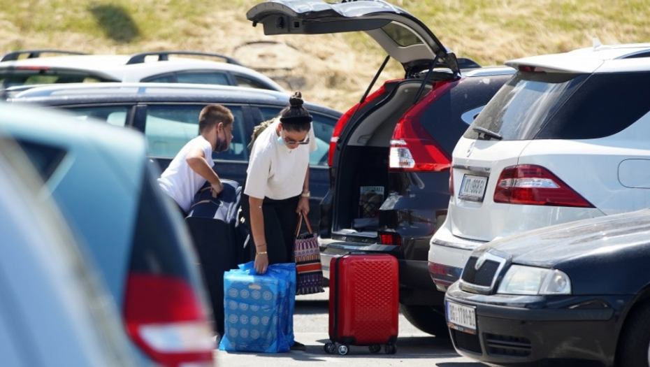 STIGLA U BEOGRAD Mirka Vasiljević u četvrtom mesecu trudnoće uhvaćena na aerodromu sa troje dece, majka joj pritekla u pomoć (FOTO)