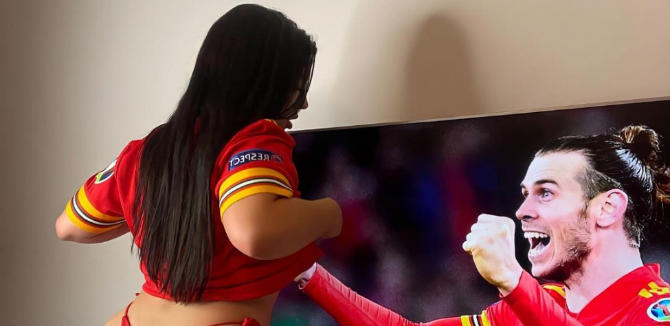 ODLUČILA DA UTEŠI CELU NACIJU! Prsata Velšanka pronašla način kako da odobrovolji sunarodnike! (FOTO)