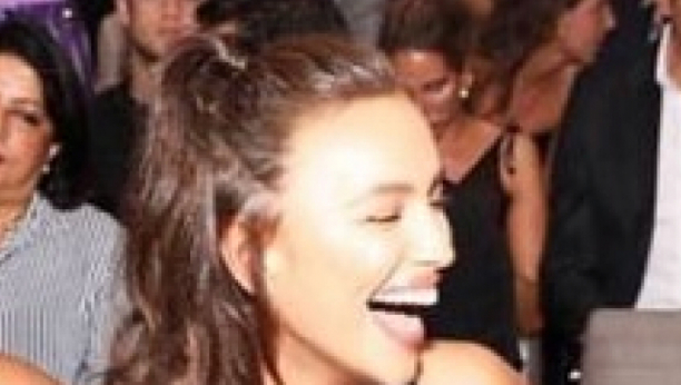 NAJZGODNIJA ŽENA NA SVETU SKINULA SE U TOPLES: Vruća fotografija, koja podiže tmperaturu za još 10 stepeni