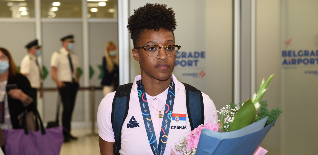 AMERIKANKA ODUŠEVILA Na aerodromu zapevala "Bože pravde", navijači u transu! (VIDEO)