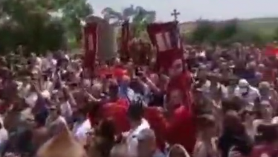 GRMI "VIDOVDAN" NA GAZIMESTANU Na stotine ljudi peva, a trobojka se vijori uprkos provokacijama