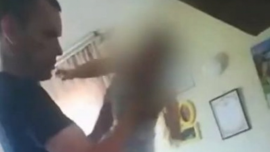 UZNEMIRUJUĆI SNIMAK MONSTRUMA DOK SE IŽIVLJAVAO NAD BEBOM: Majka ga u očaju molila da joj ne muči dete!