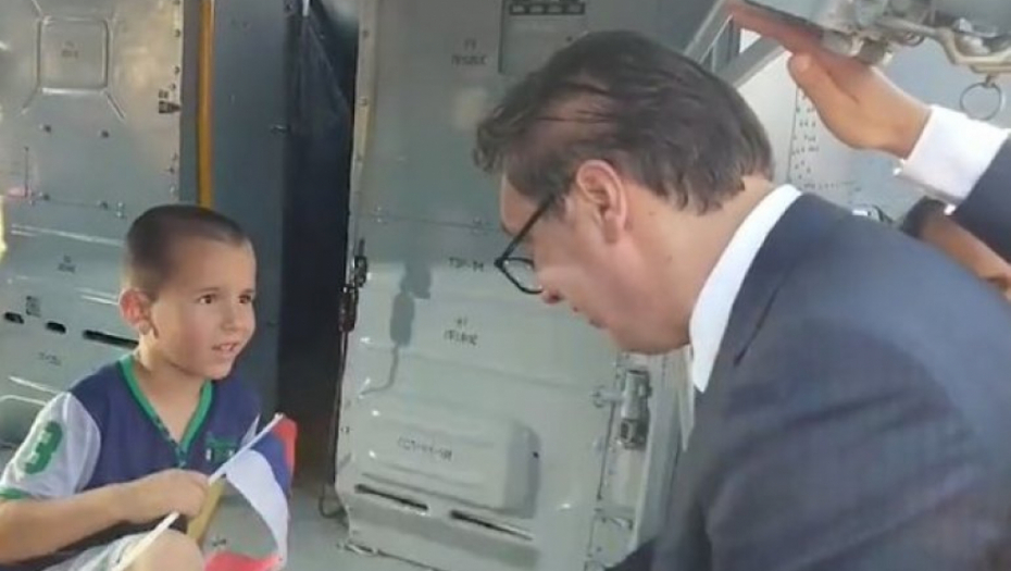 Dok je Vučić pričao sa dečakom koji je bio u helikopteru, nije slutio da je u opasnosti, a onda je pripadnik Kobri sačuvao glavu predsedniku