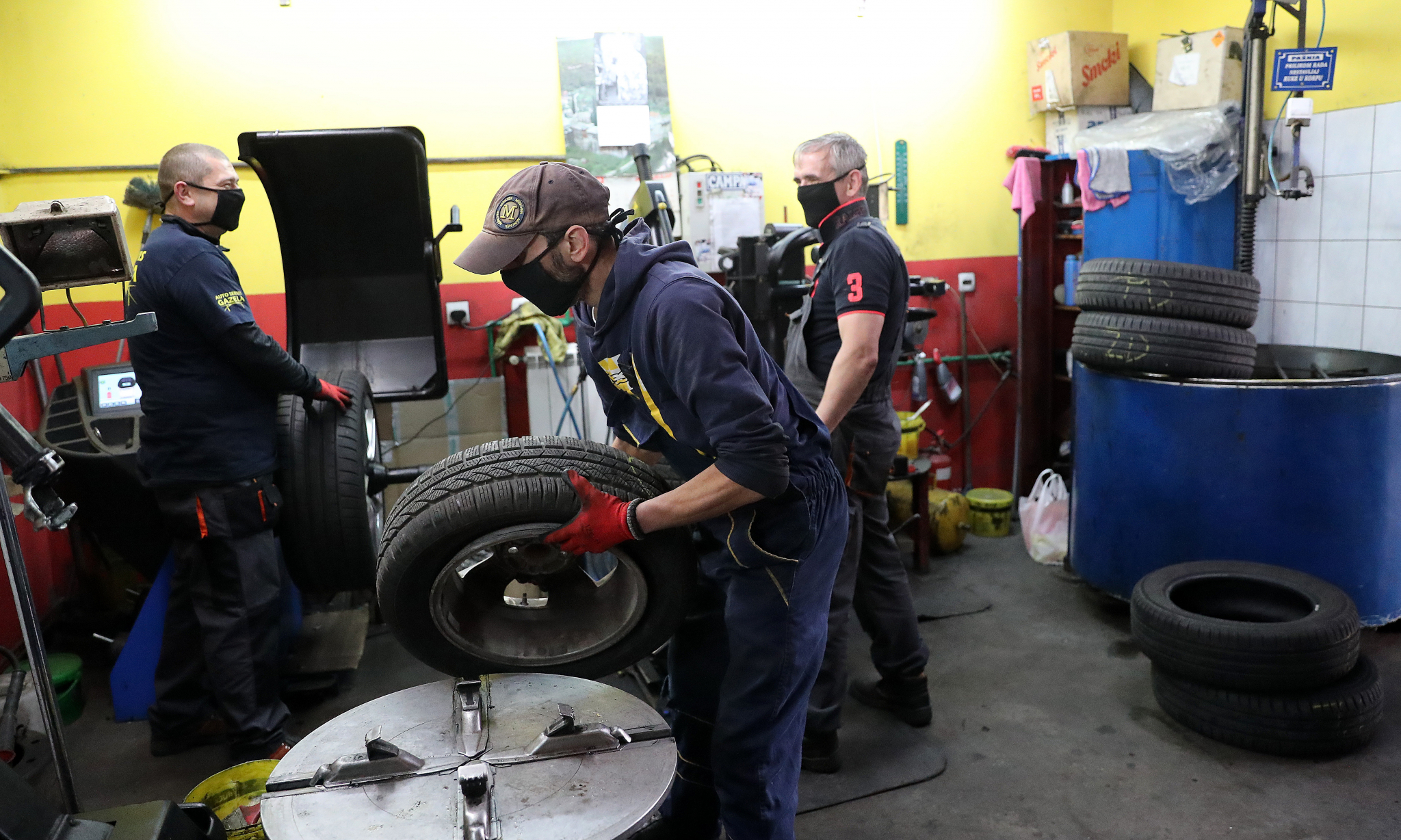 OBAVEZNA ZIMSKA AUTO-OPREMA ZA SVE Automehaničar objasnio koliko novca je potrebno, kazne su paprene