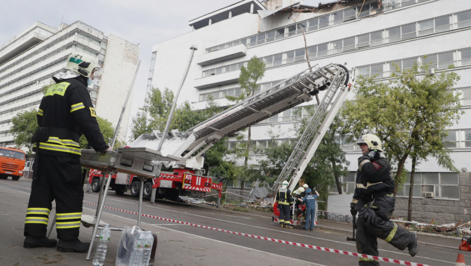 STRAVIČNO NEVREME POGODILO MOSKVU! Letela stabla centrom grada, uništeno desetine automobila!