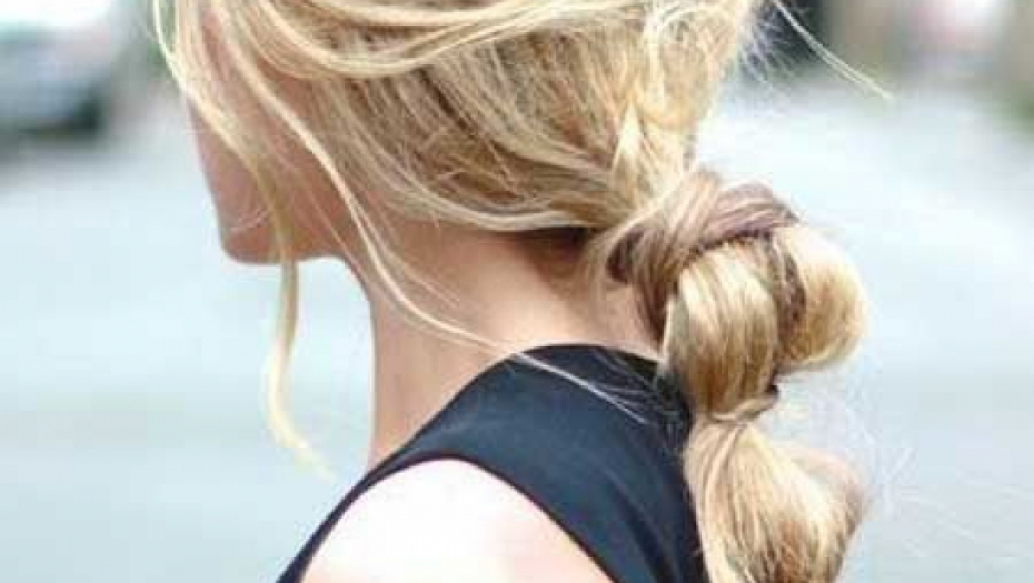 NAJLEPŠA HIT FRIZURA OVOG LETA: Pravi se začas, potrebne su vam samo gumice za kosu!