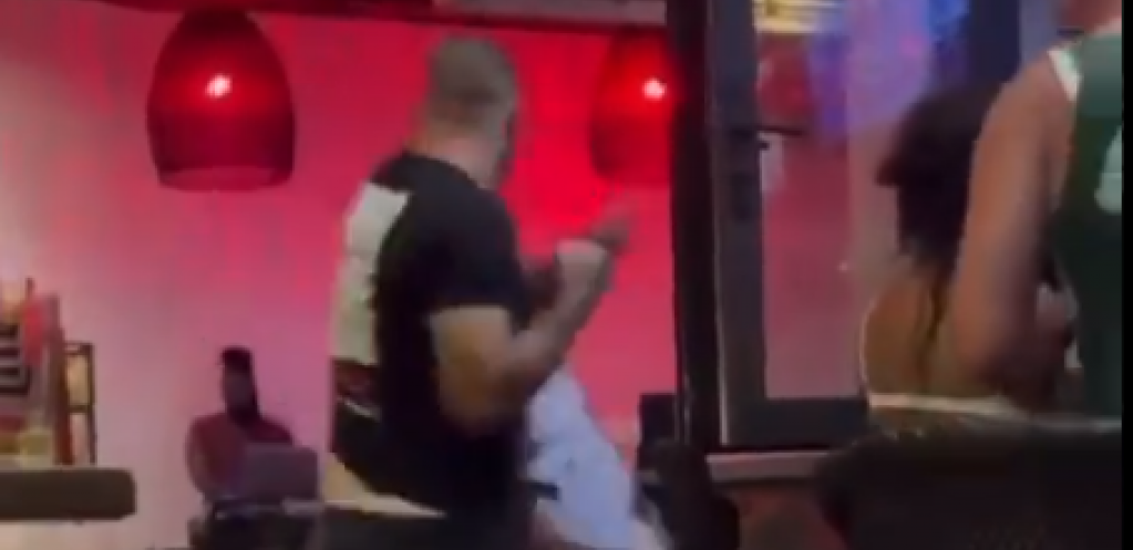 NA SVETU IMA SEDAM MILIJARDI LJUDI,  A TI SI MENE IZABRAO! Čuveni kik bokser brutalno nokautirao pijanog čoveka!