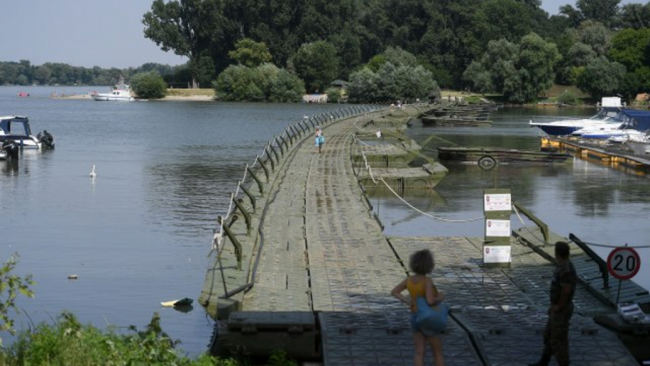 Vojska Srbije postavila pontonski most do plaže Lido