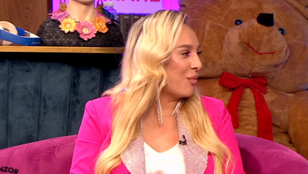 ROZE HALJINICA ZA NJENU NASLEDNICU! Luna oduševila fotografijom male Mije, ćerkica uživa u njenom naručju, a Đoganijeva nikad srećnija! (FOTO)