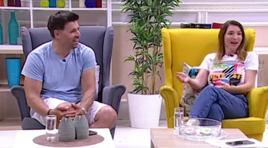 ŠOK! Pevačicin muž uleteo motorom u studio dok je ona gostovala, nije mogla da veruje šta je snašlo (FOTO)