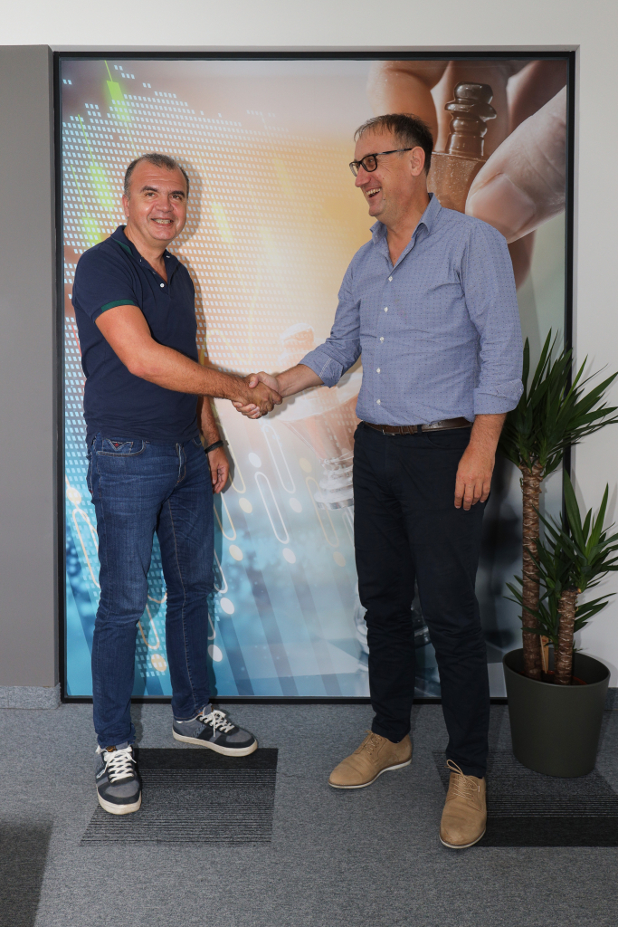 POBEDIO KASPAROVA, A SADA ĆE TRENIRATI NAŠE TALENTE! Velemajstor Ivan Sokolov stigao u Srbiju!