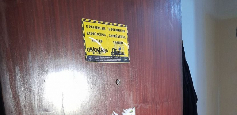 NOVI TEROR NA KOSOVU Srpska povratnica trpi svakodnvne pretnje, zabranili joj i ulazna vrata stana da promeni