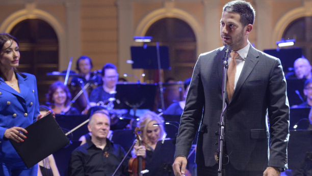 ODRŽAN VELIČANSTVEN I MAESTRALAN KONCERT ISPRED SPOMENIKA STEFANU NEMANJI: Ministar Udovičić prisustvovao izvođenju simfonijske poeme "LAZARUS" virtuoza Veljka Kuzmančevića (VIDEO)