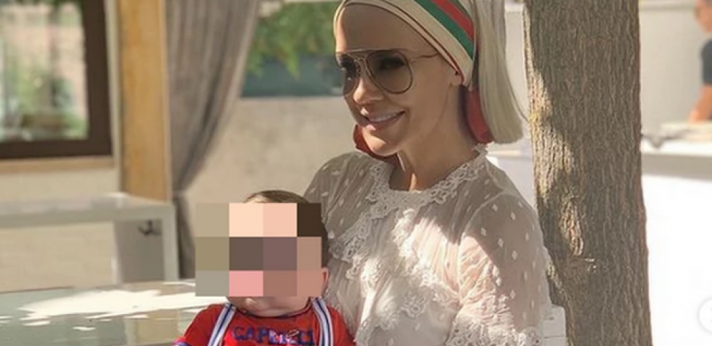 IMAMO FOTOŠOP GODINE:Toliko si se ispeglala da su ti se izbrisale naočare! Šok fotografija popularne pevačice, pratioci zgroženi (FOTO)