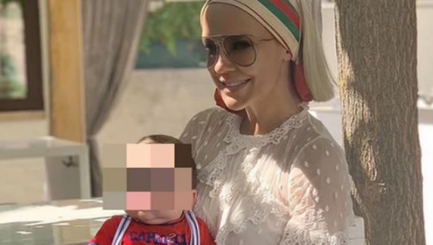 IMAMO FOTOŠOP GODINE:Toliko si se ispeglala da su ti se izbrisale naočare! Šok fotografija popularne pevačice, pratioci zgroženi (FOTO)