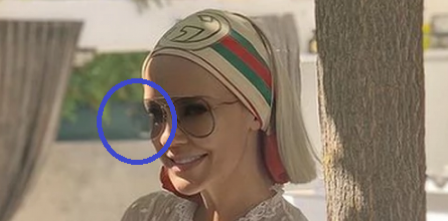 IMAMO FOTOŠOP GODINE:Toliko si se ispeglala da su ti se izbrisale naočare! Šok fotografija popularne pevačice, pratioci zgroženi (FOTO)