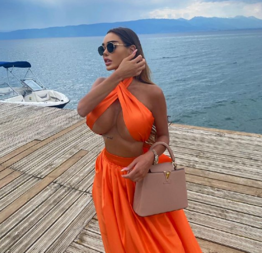 DA LI JE PREPOZNAJETE?! Devojčica sa fotografije danas je kraljica silikona, plastičnom hirurgu za operacije iskeširala 23.000 evra!