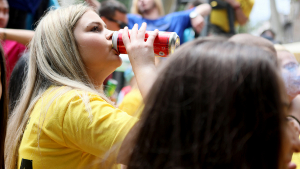 CUGAJU KAO MATORI Stručnjaci otkrili koliko su opasne navike tinejdžera: Naši klinci piju duplo više nego deca u EU