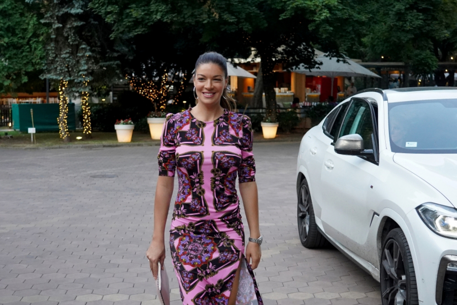 SANJA KUŽET UHVAĆENA! Ovako harizmatična voditeljka provodi slobodno vreme, opušteno izdanje bez trukne šminke!