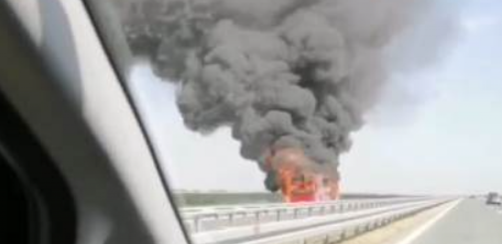 ŠOK PRIZOR NA AUTOPUTU KOD LOVĆENCA: Eksplodirala guma, autobus se zapalio i izgoreo za 20 minuta (VIDEO)