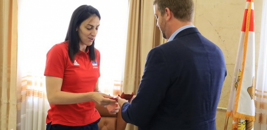 PRIJEM ZA JELENU BRUKS  Kragujevčani ponosni na uspeh reprezentacije i sugrađanke