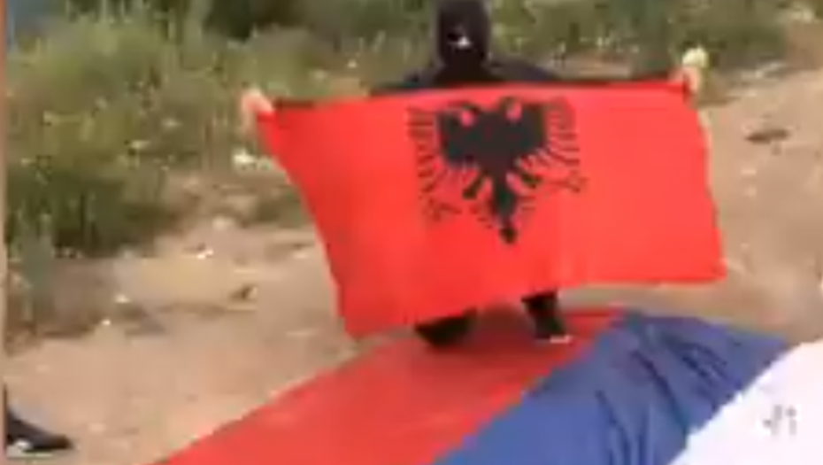 SKANDAL KOD GRAČANICE: Albanci pljunuli na SPC i verujući narod  (VIDEO)