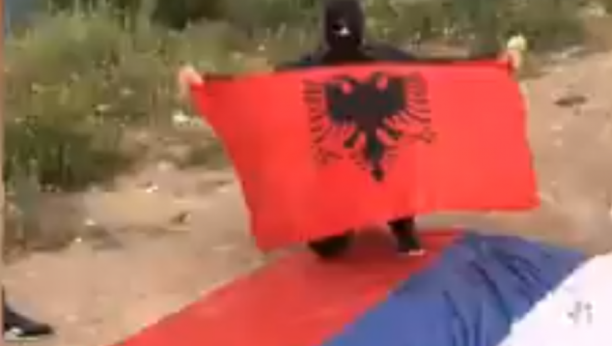 SKANDAL KOD GRAČANICE: Albanci pljunuli na SPC i verujući narod  (VIDEO)