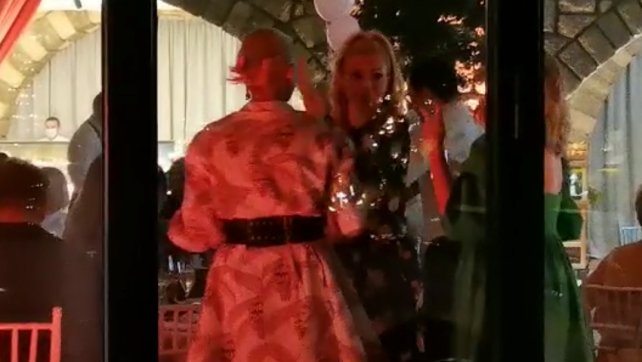 ILDA I MIHAJLO NAJVESELIJI! Šaulići ne staju, atmosfera na proslavi rođenja deteta dostigla vrhunac, a oni ne skidaju osmeh sa lica (FOTO)