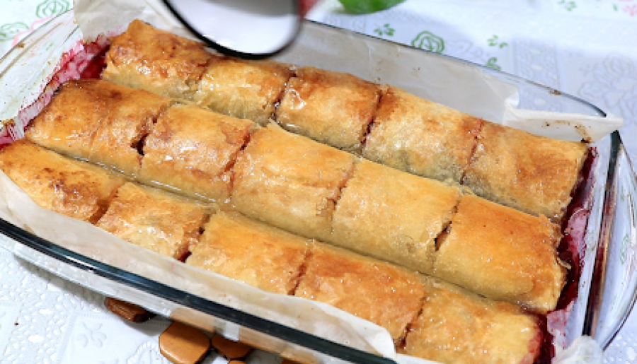 LETNJI HIT RECEPT BAKE JELE: Pita sa višnjama, sočna,vrhunski osvežavajuža, svi je vole (VIDEO)