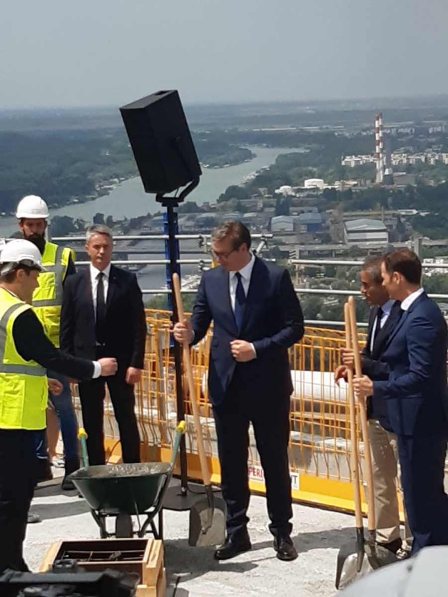 VUČIĆ SAOPŠTIO SJAJNE VESTI! Čekamo fleš procenu, građani mogu da očekuju znatno povećanje plata! (VIDEO)