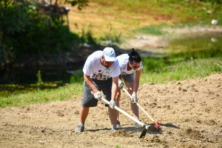 Volonteri kompanije NIS posadili povrće i začinsko bilje u bašti namenjenoj Superherojima iz NURDOR Roditeljskih kuća