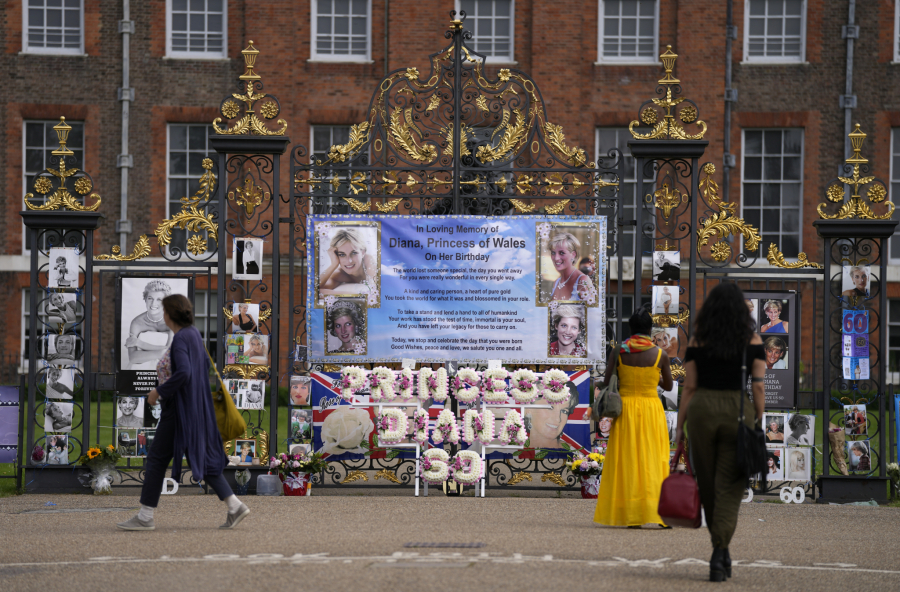 BRITANIJA DANAS OBELEŽAVA 60.ROĐENDAN PRINCEZE DAJANE Njena statua krasiće Kensingtonsku palatu, sinovi među prvima na licu mesta (FOTO)