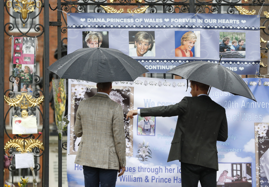 BRITANIJA DANAS OBELEŽAVA 60.ROĐENDAN PRINCEZE DAJANE Njena statua krasiće Kensingtonsku palatu, sinovi među prvima na licu mesta (FOTO)