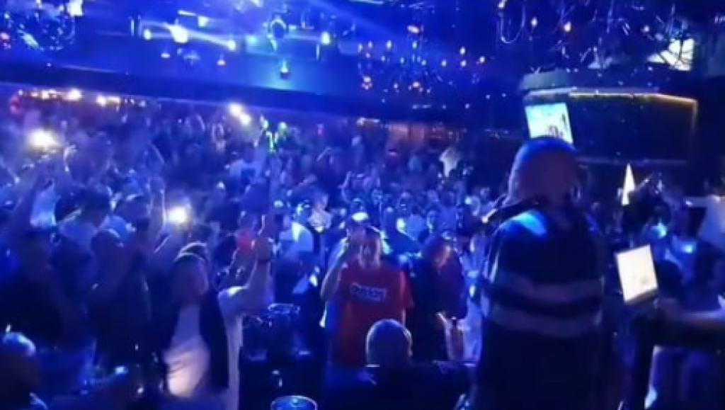 BAJA MALI KNINDŽA POKORIO BEOGRAD Pun splav jedva izdržao, publika u transu pevala sa živom legendom (FOTO)