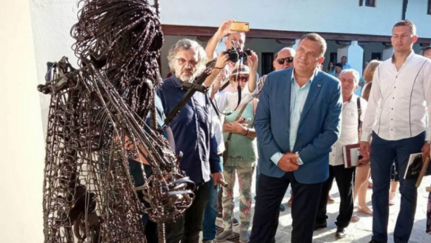 Žestoka polemika o izgledu spomenika Patrijarha Pavla u Andrić gradu: Ljudi se pitaju šta vide, vanzemaljca ili transformersa