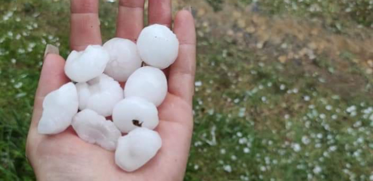 Snažan grad na jugu Srbije: U Prijepolju praćen udarima groma i nestankom struje, u Lebanu pao veličine ping pong loptice (FOTO)