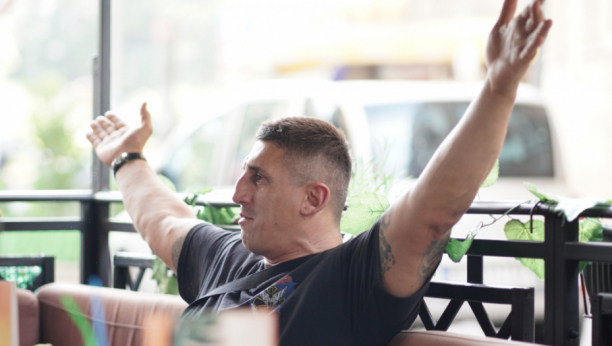 KRISTIJAN BACAO PARE PO KAFIĆU 50.000 evra letelo po stolovima, ljudi gledali u neverici! (VIDEO)