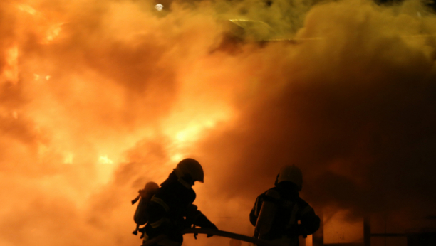 PUTNICI BEŽALI IZ AUTOBUSA: Gori gradski prevoz, šest vatrogasaca obuzdava PLAMEN!