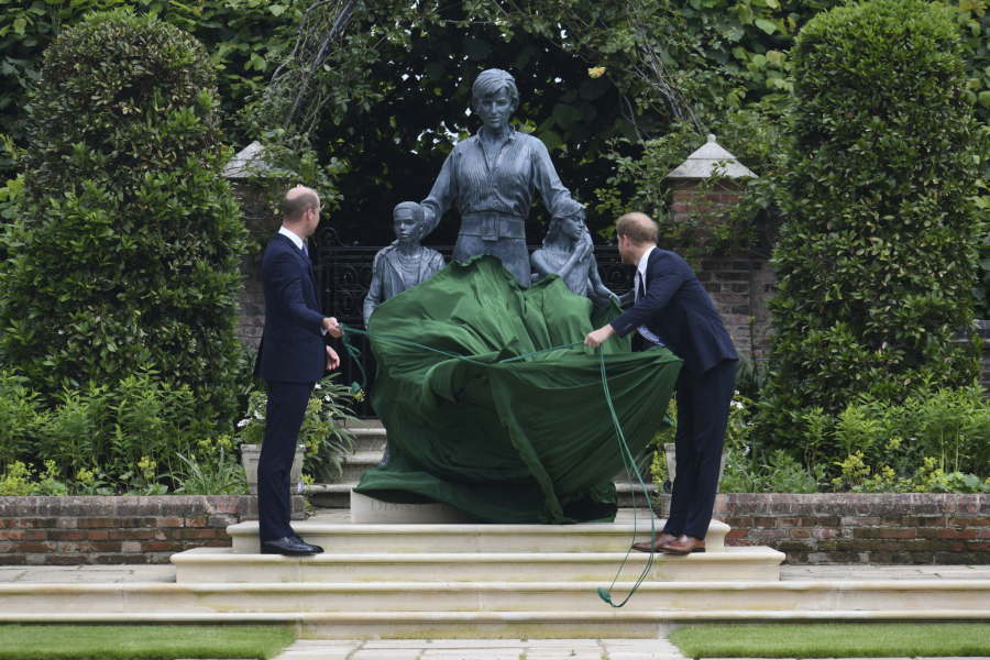 HARI BRZO OTIŠAO IZ BRITANIJE! Nema ništa od pomirenja između braće, sve je ovo maska za javnost, raskol u kraljevskoj porodici nikad gori
