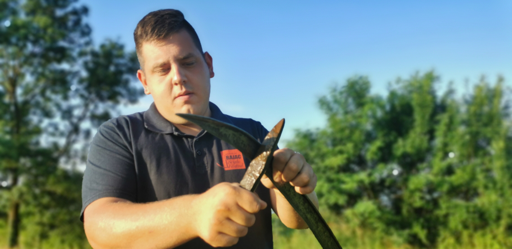 BOLJE OD BILO KOJE TERETANE: Vuk se sprema za "kosački Vimbldon" i čuva tradiciju, kosa i brus su njegov alat (FOTO)