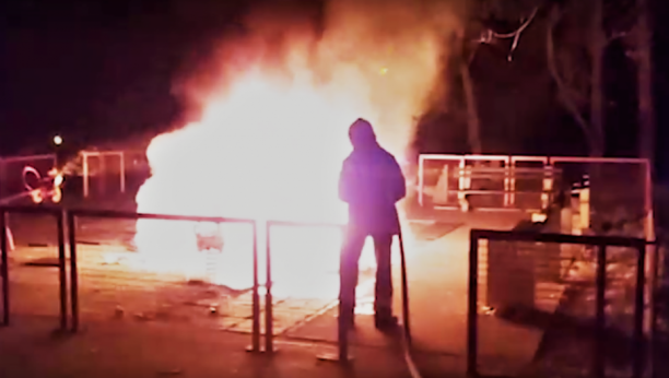 Plamen progutao dečiji park na Voždovcu: Malo je falilio da dođe do EKSPLOZIJE! (VIDEO)